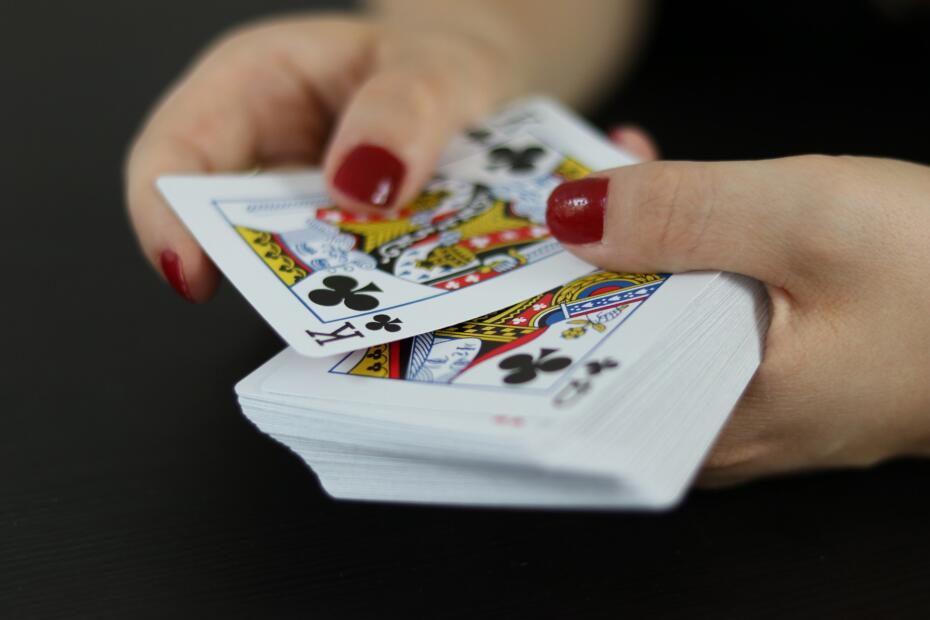 Bluffauksen psykologia: Mitä pokeri opettaa riskistä ja päätöksenteosta